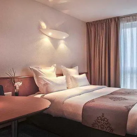 Western Paris فندق ساكلاي